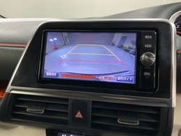 リバースギアに入れるだけで後方の表示へ切り替わります。夜間や雨の日の駐車も楽になりますよ。