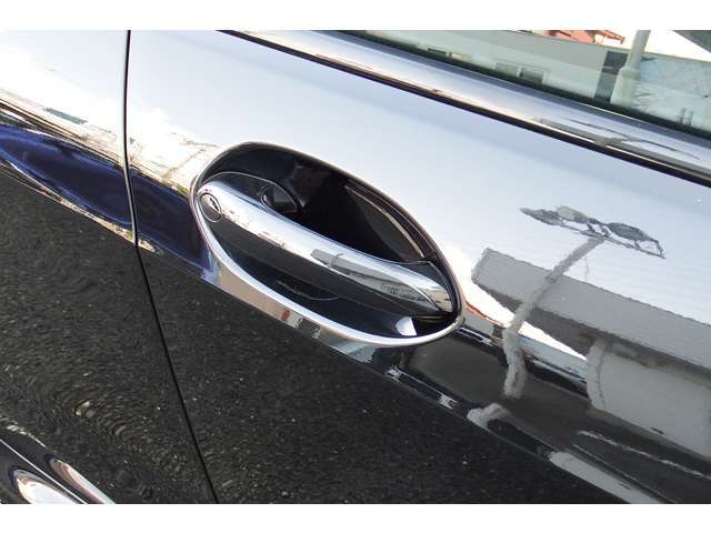 車の乗り降りの際に必ず触るドアハンドルです。使用感が気になる方はお気軽にお申し付けくださいませ。