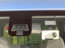 【三菱e-Assist】走行中に前方の車両等を認識し、衝突しそうな時は警報とブレーキで衝突回避と被害軽減をアシスト。より安全にドライブをお楽しみいただけます。