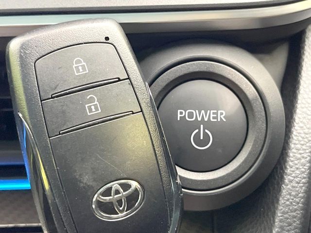 【スマートキー】カバンやポケットに入れたままでもドアの施錠・解錠が可能なスマートキーを装備。エンジンのオン・オフ時もカギを取り出す必要が無いからとっても便利です♪