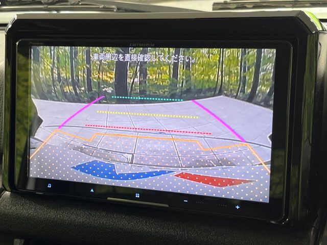 【バックカメラ】駐車時に後方がリアルタイム映像で確認できます。大型商業施設や立体駐車場での駐車時や、夜間のバック時に大活躍！運転スキルに関わらず、今や必須となった装備のひとつです！