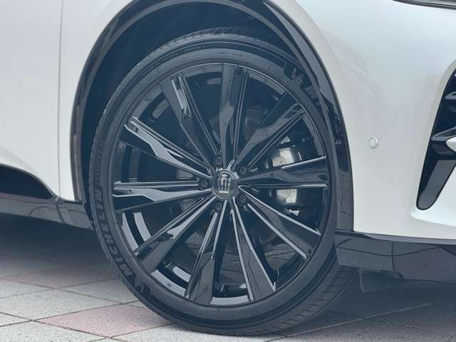 純正21インチアルミホイール。タイヤサイズは225/45R21となっております。社外アルミホイールへの交換なども可能ですので是非ご相談ください。