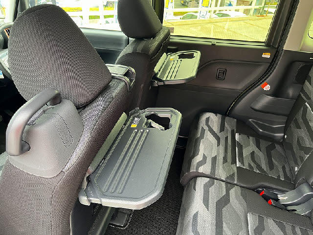 展示場はコーナー別に分かれています。セダン、コンパクトカー、軽スライド、軽ハッチバック等メーカー問わずで展示中！未使用車もございますのでぜひともご来場くださいませ！！