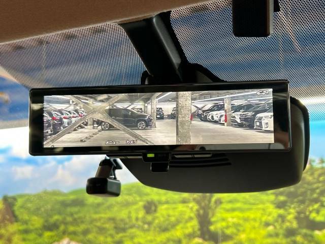 【インテリジェントルームミラー】後席の大きな荷物や同乗者で後方が確認しづらい時でも安心！カメラが撮影した車両後方の映像をルームミラー内に表示。クリアな視界で状況の確認が可能です！