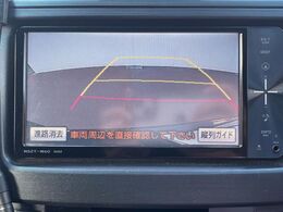 【バックカメラ】駐車時に後方がリアルタイム映像で確認できます。大型商業施設や立体駐車場での駐車時や、夜間のバック時に大活躍！運転スキルに関わらず、今や必須となった装備のひとつです！