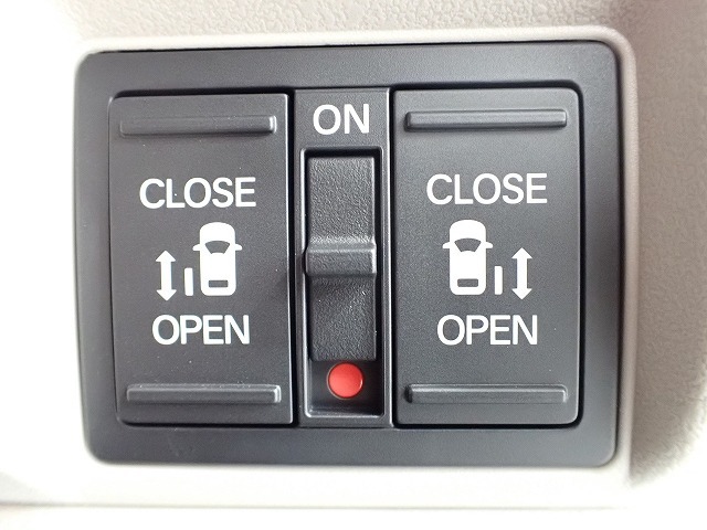運転席からもスライドドアをボタン操作でスピーディーに開閉できます！またスマートキーでも操作できるので便利です。