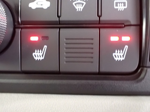 寒い冬でも暖かポカポカのシートヒーターが装備されています。