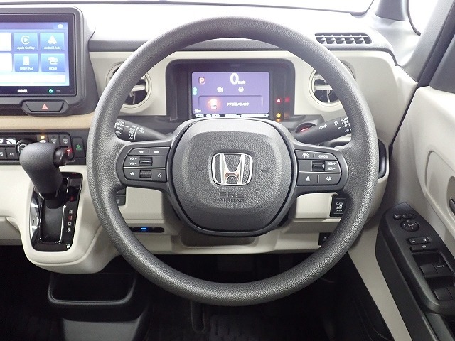 ハンドル左側にはオーディオ操作が出来るオーディオリモートコントロールスイッチ、右側にはHonda SENSINGとオートクルーズコントロールのスイッチを装備！