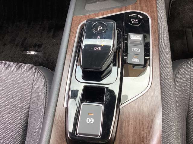 軽い操作で動かせるシフトレバー