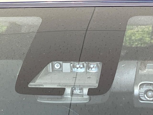 【トヨタセーフティセンス】走行中に前方の車両等を認識し、衝突しそうな時は警報とブレーキで衝突回避と被害軽減をアシスト。より安全にドライブをお楽しみいただけます。