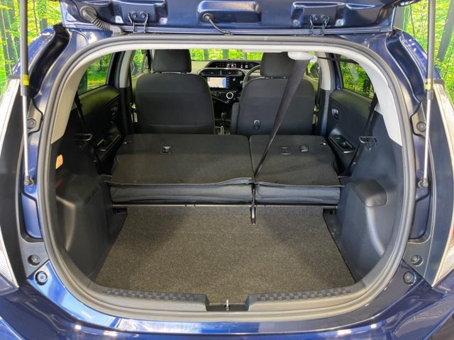 後席を格納すると、これだけの広さが！シーンに合わせたシートアレンジで、大きな荷物も積むことが出来ます♪