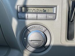 【オートエアコン】一度お好みの温度に設定すれば、車内の温度を検知し風量や温度を自動で調整。暑い…寒い…と何度もスイッチ操作をする必要はありません。快適な車内空間には必須の機能ですね♪