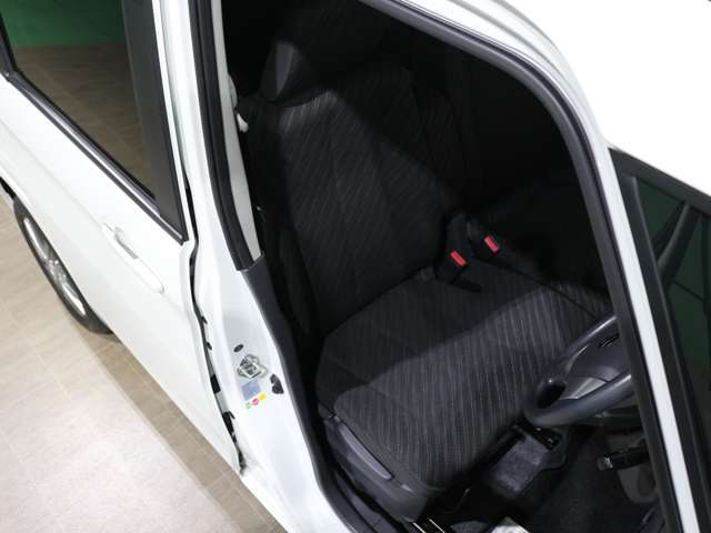 程よい硬さとホールド性が高いシートで長時間運転も快適です。