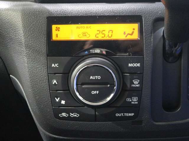 フルオートエアコン装備です。