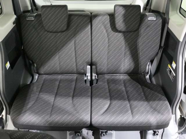 後部座席もゆったり座れます。