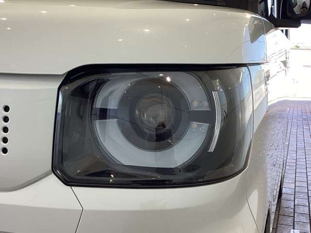 LEDヘッドライトは、点灯の瞬間から最大光量を発揮し、突然暗くなるトンネルなどでの安定感を高めます。