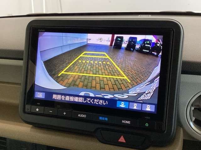 リバースギアに入れるだけで後方の表示へ切り替わります。夜間や雨の日の駐車も楽になりますよ。