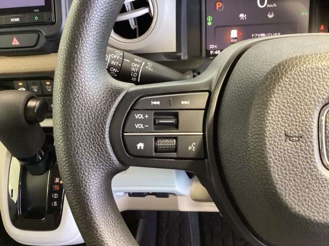 ステアリングにオーディオ操作スイッチが付いています。オーディオ画面に直接タッチしなくても操作が出来ますので、運転に集中できます。