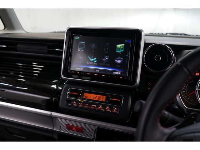 8インチナビ装備！！フルセグ/CD/DVD/Bluetooth対応◎各種エンタテインメントがドライブを盛り上げます。オートエアコンを装備しているので設定した温度で車内の温度調整を自動で行ってくれます！