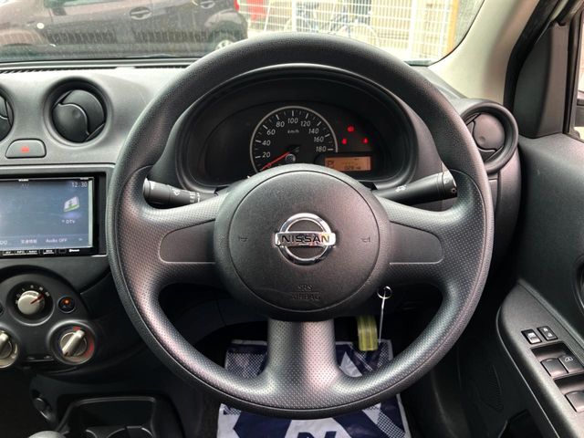 インテリアに合わせたデザインのステアリングは、運転される方のことも考え、運転しやすい形状、大きさです。是非一度、実際に触ってお確かめください。