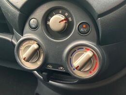 寒い冬も暑い夏も全席に快適な空調を届けてくれる、ダイヤル式エアコンを装備♪