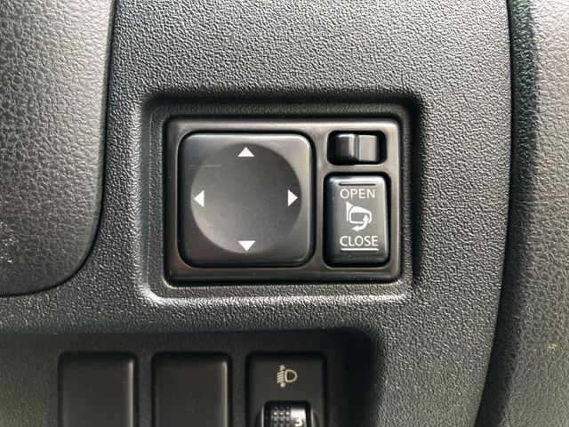 【電動格納ミラー】サイドミラーは電動格納式となっており、狭い駐車場でもキズがつくリスクを抑えられます。
