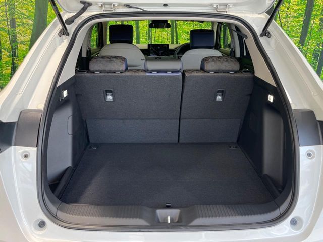 普段のお買い物や通勤、送迎等に十分な荷室スペースを確保しております。セカンドシートを倒すと、大きな荷物の積載も可能です♪