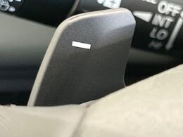 【パドルシフト】ハンドルから手を離さずに素早くシフトアップ＆ダウンができるので、エンジンブレーキを使う下り坂や高速道路の合流で加速したい場面で役立ちます。
