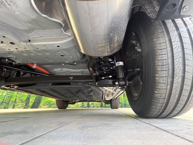 お車を安心してお乗りいただく為には、足回りの定期点検が欠かせません。サービスサポート（有償保証）では無料点検もご提供しており、安心のカーライフをお過ごしいただけるサポート体制が整っています。