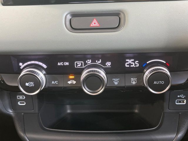【オートエアコン】一度お好みの温度に設定すれば、車内の温度を検知し風量や温度を自動で調整。暑い…寒い…と何度もスイッチ操作をする必要はありません。快適な車内空間には必須の機能ですね♪