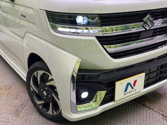 【LEDヘッドライト】悪天候や夜間走行時も良好な視界を確保し安心して運転できる高輝度LEDヘッドライトを装備！点灯速度が早く、消費電力も抑えられています。