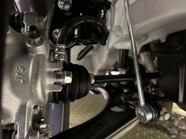お車を安心してお乗りいただく為には、足回りの定期点検が欠かせません。サービスサポート（有償保証）では無料点検もご提供しており、安心のカーライフをお過ごしいただけるサポート体制が整っています。