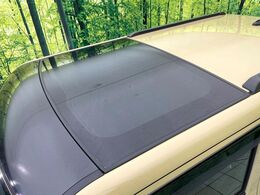 【ガラスルーフ】ガラスルーフ搭載で車内の解放感が一気にアップ！開放的なドライブをお楽しみいただけます。