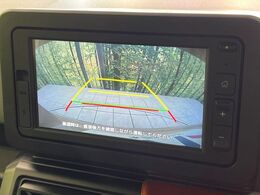 【バックカメラ】駐車時に後方がリアルタイム映像で確認できます。大型商業施設や立体駐車場での駐車時や、夜間のバック時に大活躍！運転スキルに関わらず、今や必須となった装備のひとつです！