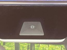 【ホンダセンシング】走行中に前方の車両等を認識し、衝突しそうな時は警報とブレーキで衝突回避と被害軽減をアシスト。より安全にドライブをお楽しみいただけます。