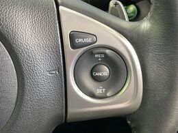【クルーズコントロール】高速道路もラクラク走行。アクセルを離しても一定速度で走行ができ、長距離運転時の負担を軽減！加速・減速も簡単なスイッチ操作で調整できます。