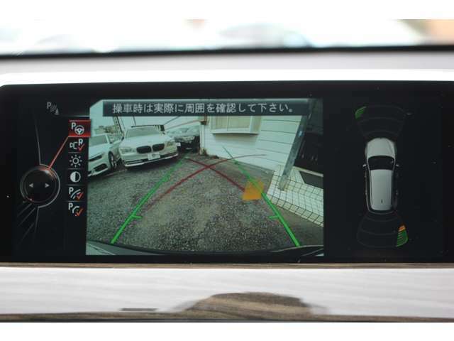 パーキングアシスト付き！リアビューモニター！リバースに連動し、車両後方の映像をディスプレイに表示。歪みの少ないカメラと、シャープなディスプレイによる鮮明な画像で、後退時の運転操作をサポートします。