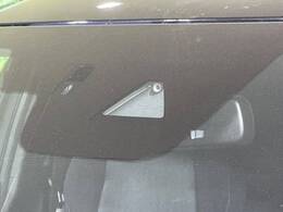 【i-ACTIVESENSE】走行中に前方の車両等を認識し、衝突しそうな時は警報とブレーキで衝突回避と被害軽減をアシスト。より安全にドライブをお楽しみいただけます。