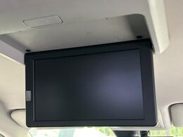 【フリップダウンモニター】大画面モニターで後席でもエンタメをお楽しみいただけます。小さなお子様にも大人気の装備です♪