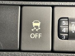 【横滑り防止装置】車両の横滑りを感知すると、自動的に車両の進行方向を保つように車両を制御します。雨の日など滑りやすい路面状況でも安全な運転が可能です。