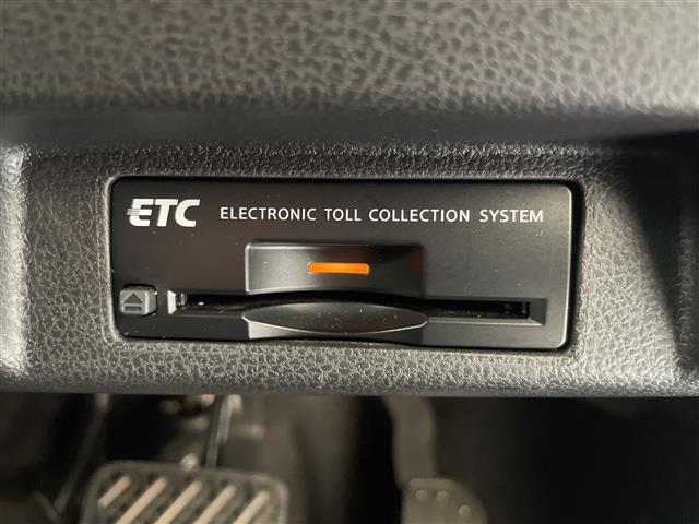 【ETC】有料道路を利用する際に料金所で停止することなく通過できる、ETC車載器（ノンストップ自動料金収受システム機器）が装備されています。セットアップを行うことで利用可能になります。