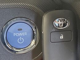 【スマートキー】カバンやポケットに入れたままでもドアの施錠・解錠が可能なスマートキーを装備。エンジンのオン・オフ時もカギを取り出す必要が無いからとっても便利です♪