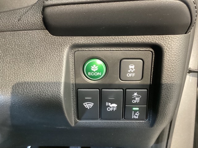 Hondaセンシング用の、VSA（ABS＋TCS＋横滑り抑制）解除とレーンキープアシストシステムのメインスイッチなどはハンドルの右側に装備しています。燃費に役立つECONボタンもここです。
