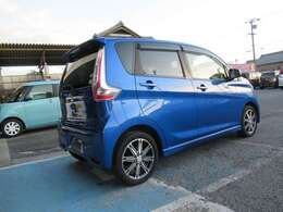 プライバシーガラスになっておりますので車内や荷物などが見えずらくなっております♪プライベート空間を守ることができ、外からの光も防ぐ効果もございますのでバックする際にも光が反射せず安全に行えます♪