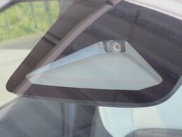 【トヨタセーフティセンス】走行中に前方の車両等を認識し、衝突しそうな時は警報とブレーキで衝突回避と被害軽減をアシスト。より安全にドライブをお楽しみいただけます。