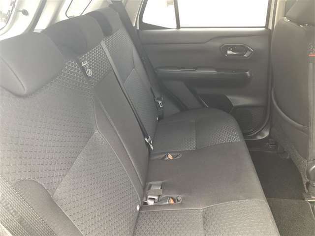 ゆとりある広々とした車内空間は、ドライブを始め買い物やレジャーなど、幅広く活躍します。一人でもみんなとでもお出かけを楽しみましょう！