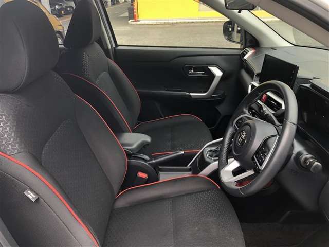 高いホールド性で運転姿勢が安定します。長距離ドライブでも疲れにくいのが魅力です。快適なドライビングライフをお送りください♪