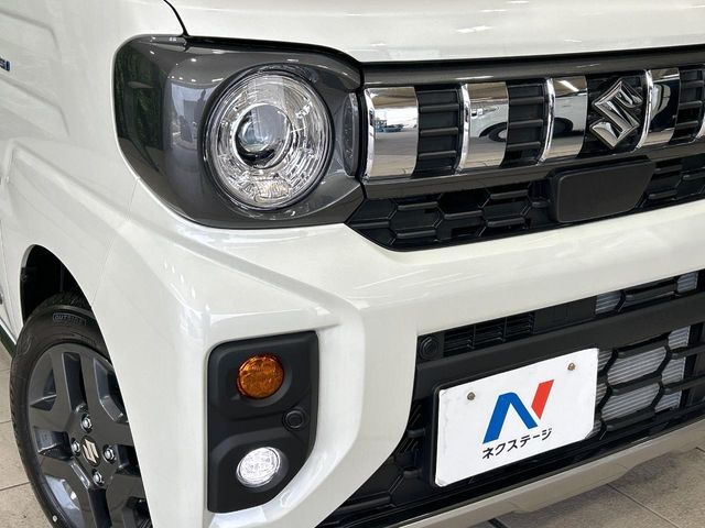 【LEDヘッドライト】悪天候や夜間走行時も良好な視界を確保し安心して運転できる高輝度LEDヘッドライトを装備！点灯速度が早く、消費電力も抑えられています。