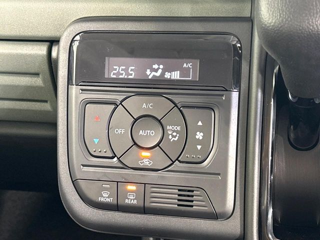 【オートエアコン】一度お好みの温度に設定すれば、車内の温度を検知し風量や温度を自動で調整。暑い…寒い…と何度もスイッチ操作をする必要はありません。快適な車内空間には必須の機能ですね♪