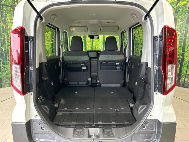 後席を格納すると、これだけの広さが！シーンに合わせたシートアレンジで、大きな荷物も積むことが出来ます♪